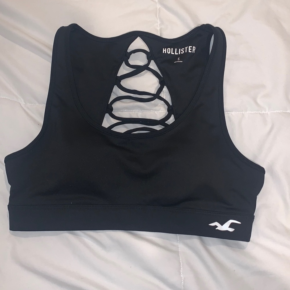 black strappy sports bra